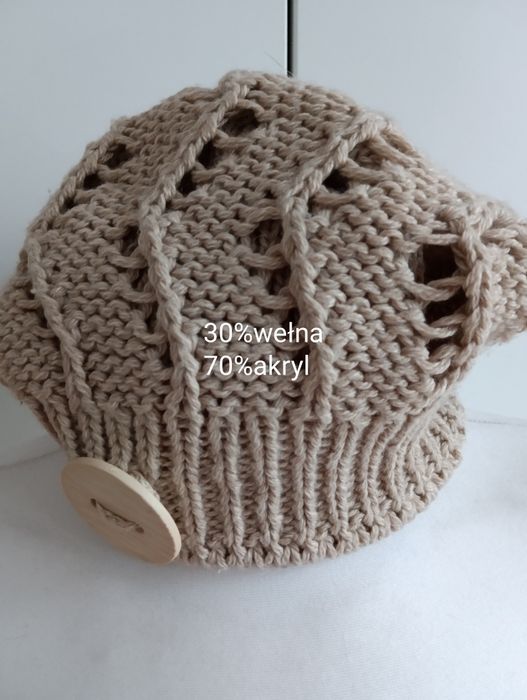 Czapka damska Toms z ozdobnym guzikiem,