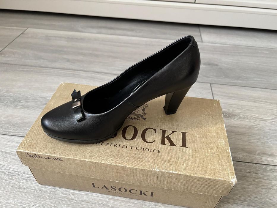 Sprzedam czarne półbuty Lasocki!