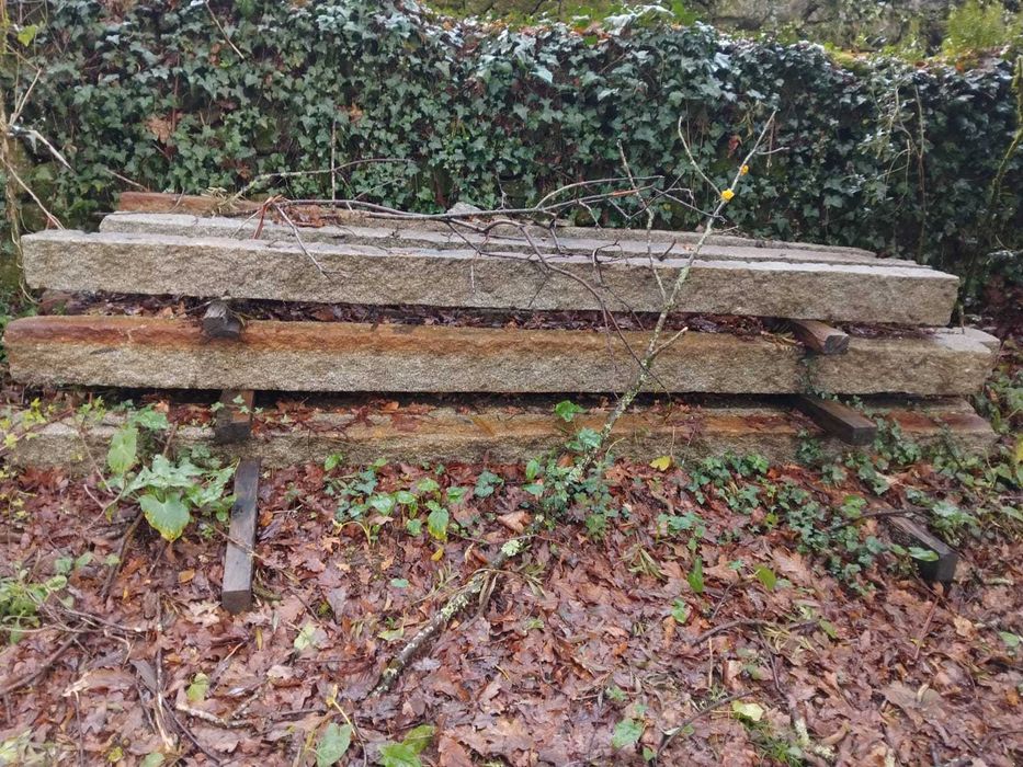 Venda de 3 Mesas de Canastro com 12 Pilares + Pedras variadas