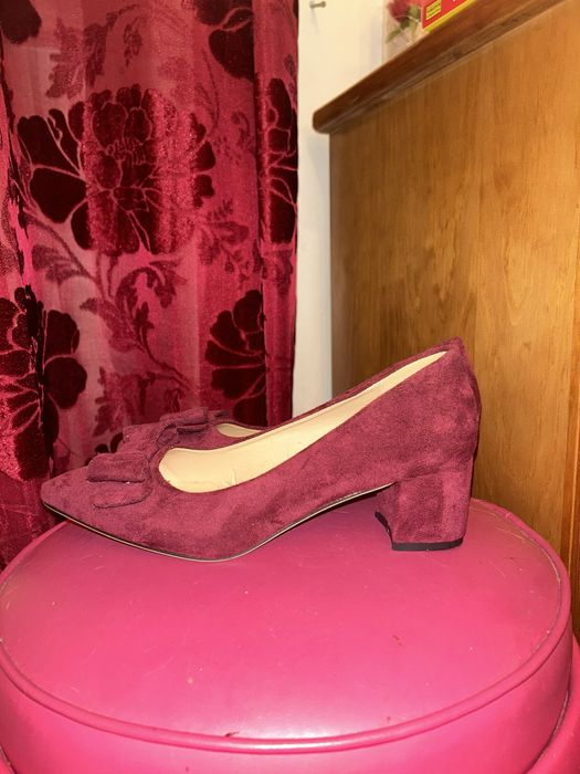 Sapatos de salto baixo de camurça