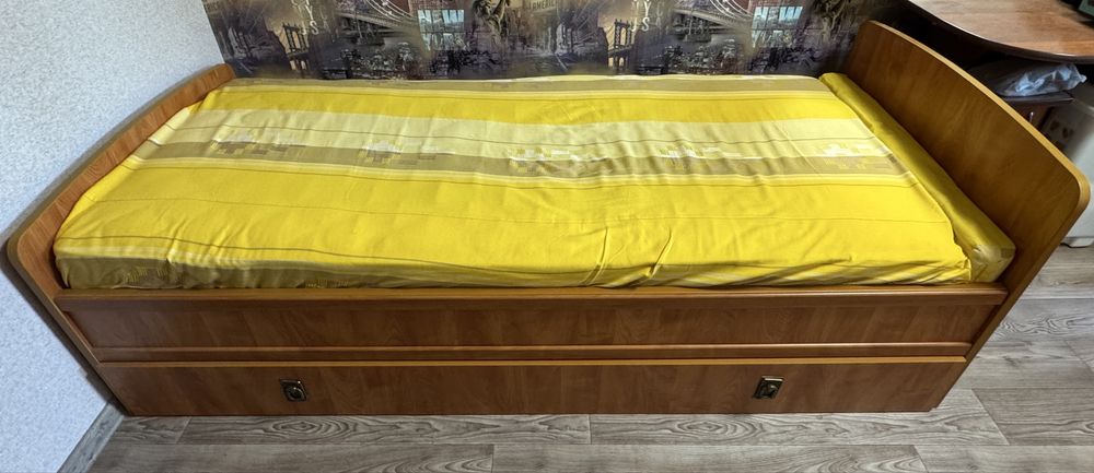 Продам кровать односпальную + матрас