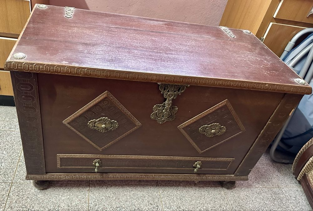 Arca baú antiga em madeira com ferragens decorativas – vintage