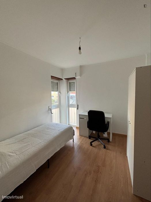 Quarto - localizado em Carcavelos Lisbon
