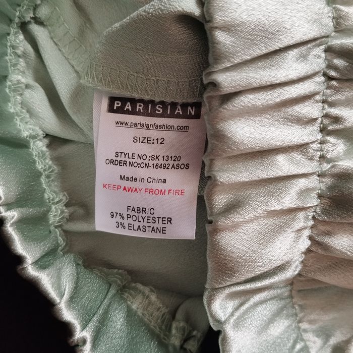 Красива атласна спідниця