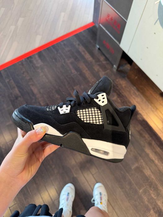 Jordan 4 Retro White Thunder Rozmiar  39