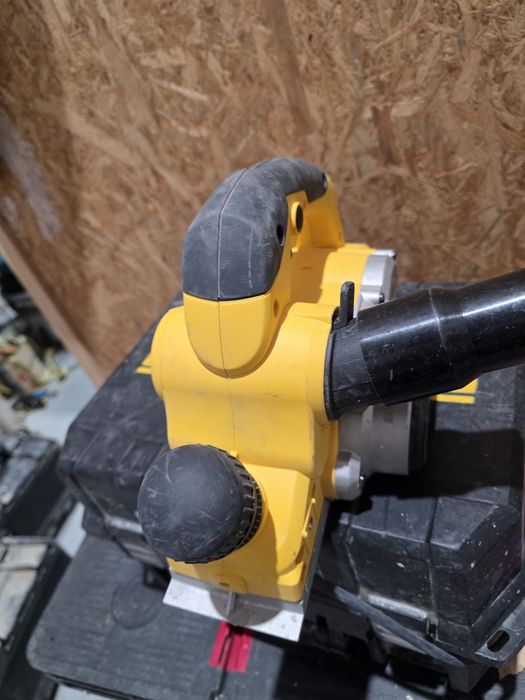 Plaina elétrica DeWalt D26500 em excelente estado, praticamente nova e com muito pouco uso