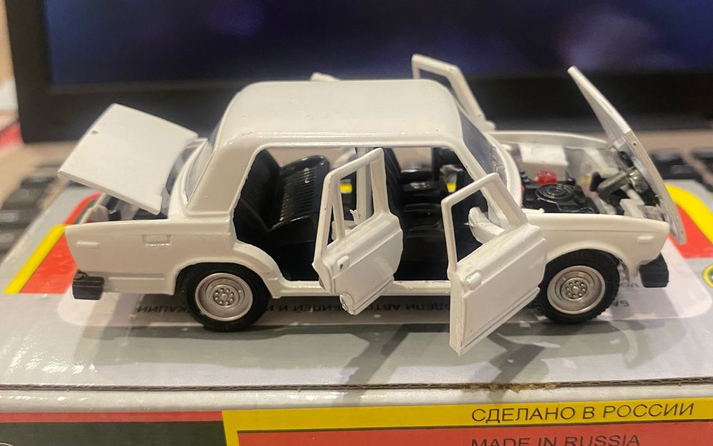 Машинка жигули 2107  1:43 масштабная