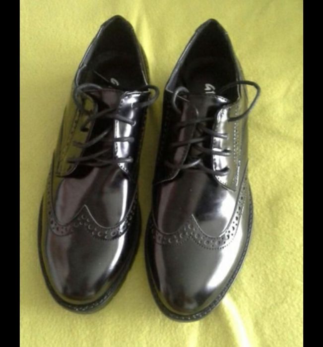 Sapato preto verniz tamanho 39. Nunca usados