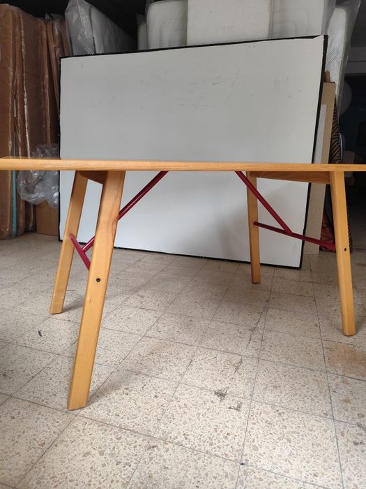 Mesa/secretaria com tampo de madeira maciça em excelente estado