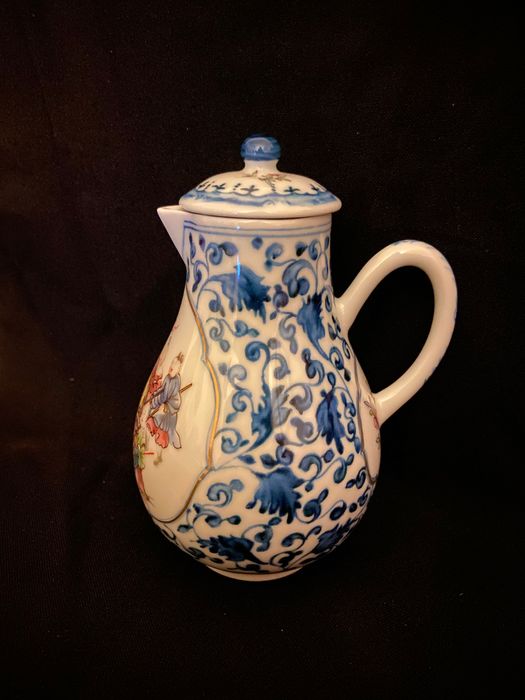 Par de leiteiras com tampa em porcelana coleção