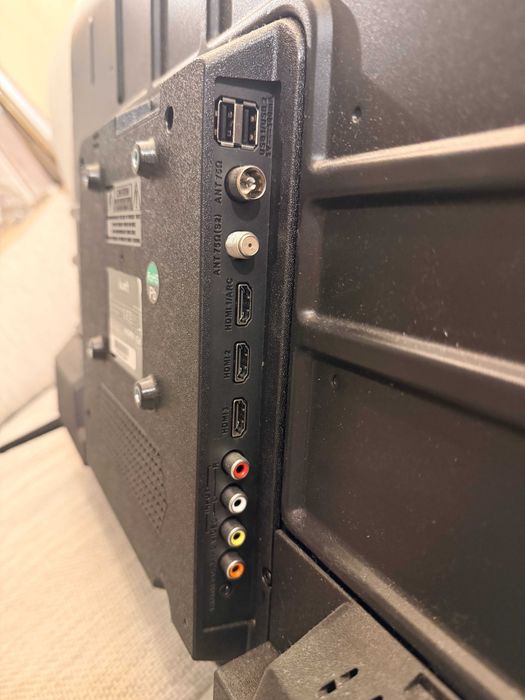TV LED 32" Kunft com comando e cabos e 2 pés de suporte incluídos. Como nova.