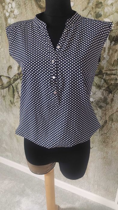 Bluzka bez rękawów w groszki
M / 38