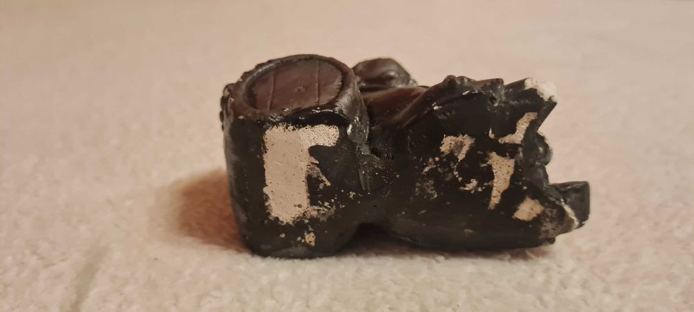 Mnich z beczka z gipsu