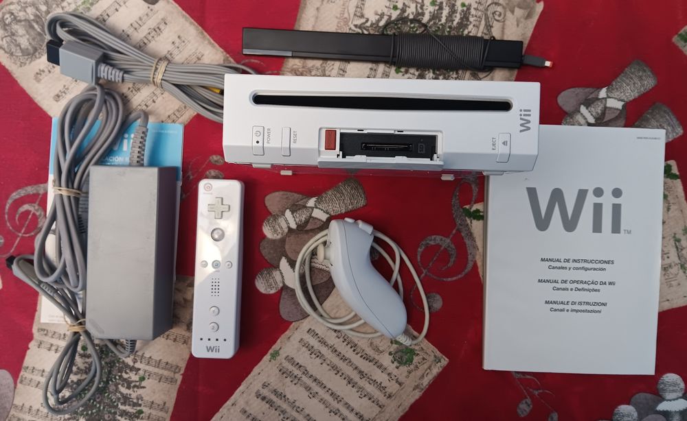 White Nintendo Wii Bundle64750875411841121