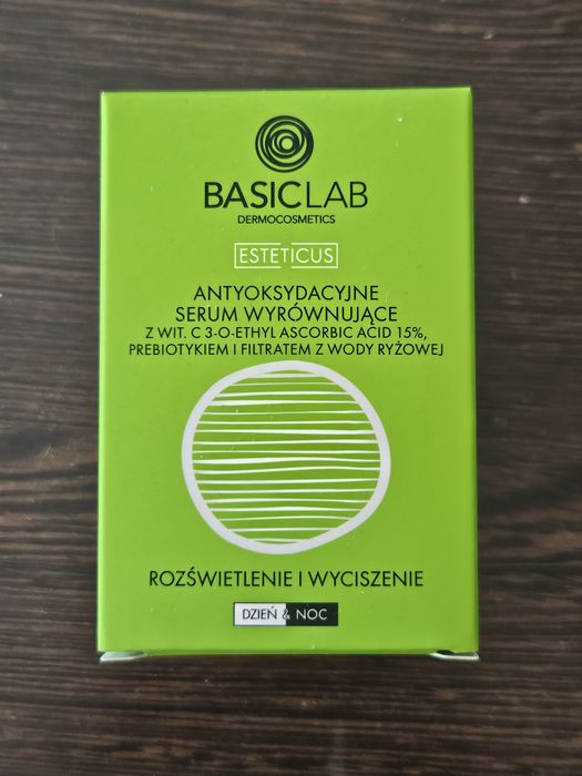 BasicLab Antyoksydacyjne serum wyrównujące z wit. C 15% Rozświetlenie i Wyciszenie – 15 ml