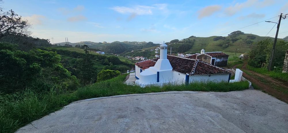 Vende-se casa e terreno de 750m, em Ilha Santa Maria Açores