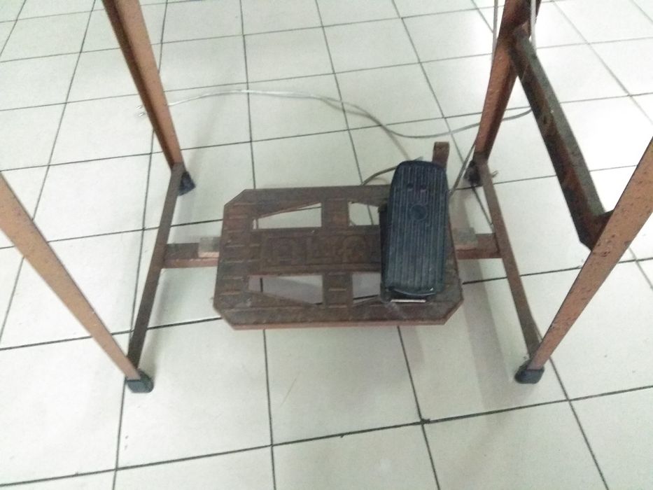 Máquina de Costura Elétrica - Marca Alfa (com Avaria) - Antiguidade