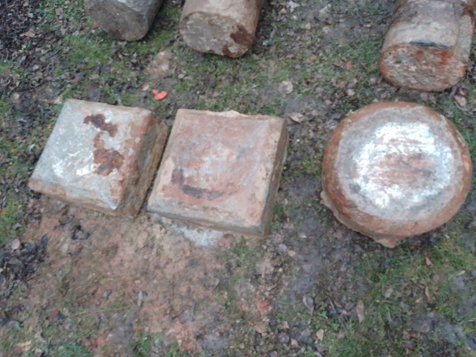 Trzy Słupy z granitu