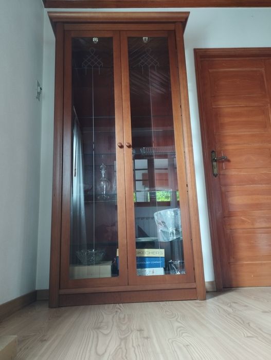 Vitrine em madeira