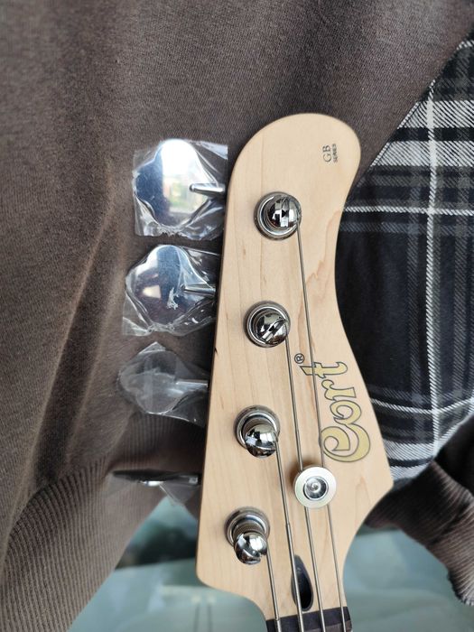 Продам бас-гитару Cort GB24JJ