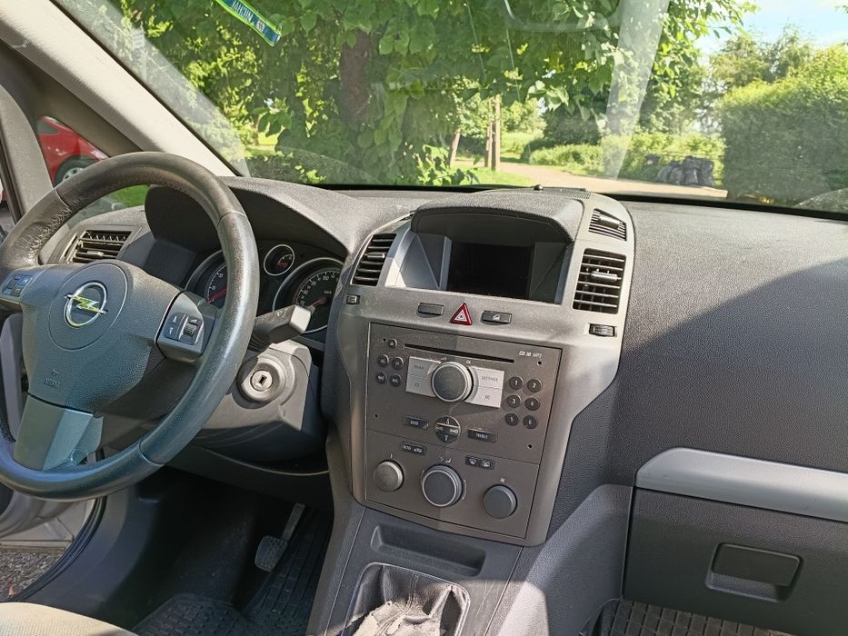 Opel Zafira  b . Uszkodzony