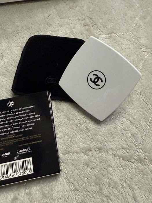 Białe lusterko kieszonkowe chanel beauty