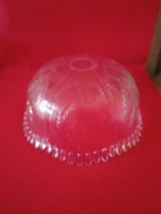 Saladeira em vidro trabalhado. Preço: 22,00€