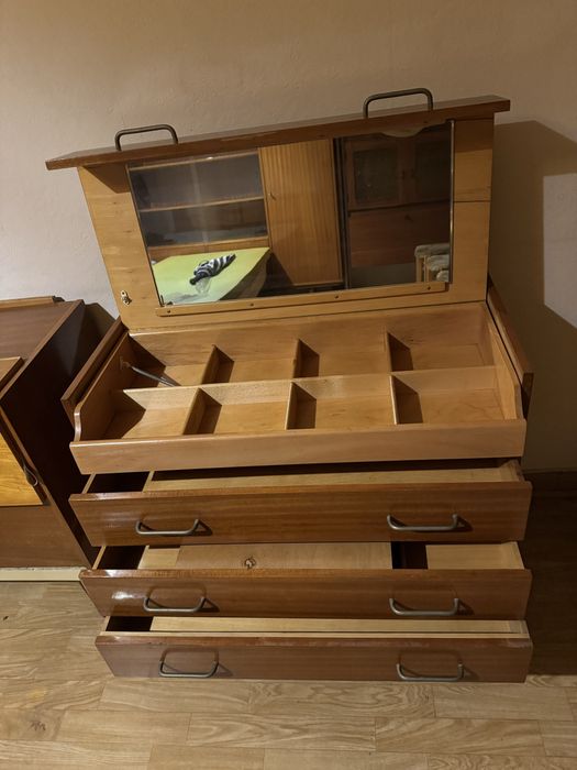 Stara witryna z lustrem vintage z PRL