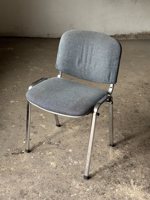 Krzesło (metalowa konstrukcja, materialowe obicie)