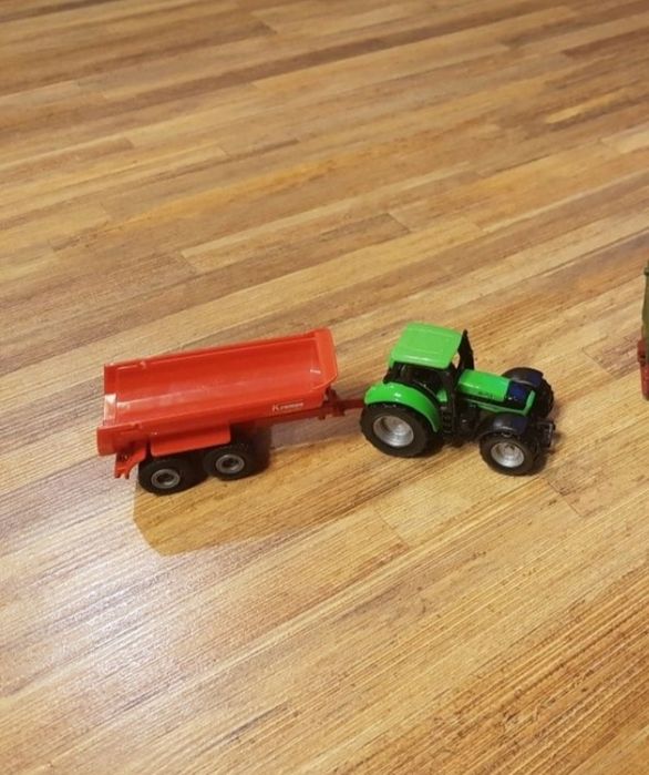 Traktor z przyczepą marki Siku mały resorak