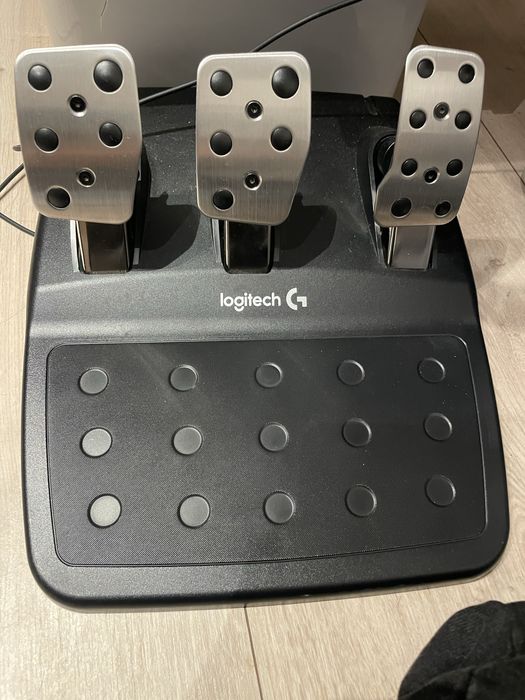 Sprzedam kierownicę do gier Logitech G920 Driving Force wraz z pedałami.