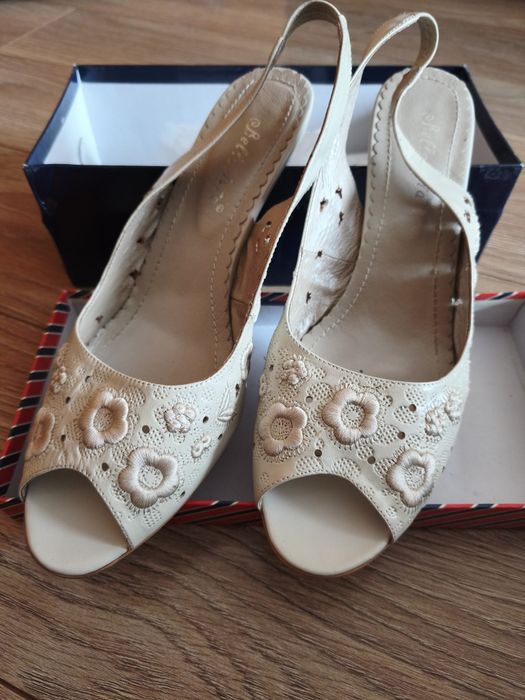 Босоніжки жіночі