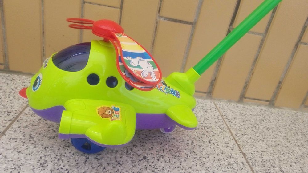 Vários brinquedos para criança empurrar interativos