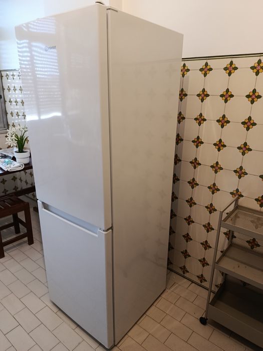Frigorífico Indesit praticamente novo