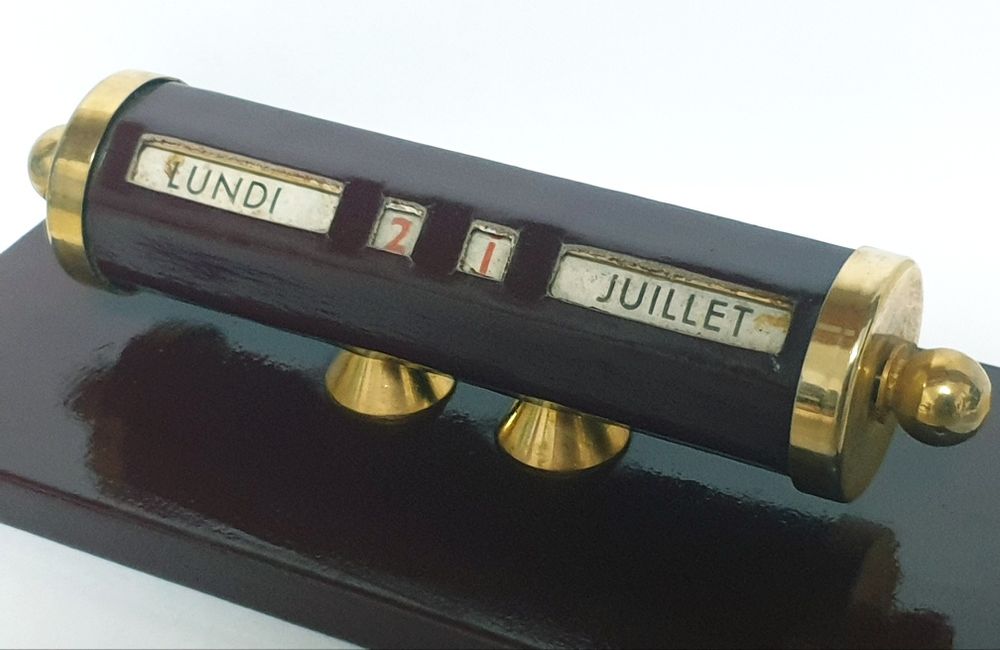 Antigo calendário perpétuo francês revestido de couro
