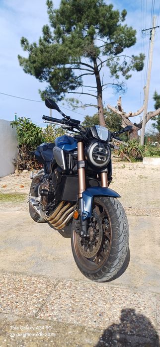 Honda CB 650R azul mate