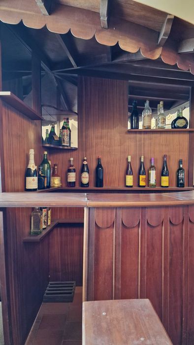 Balcão Bar e Garrafeira (em madeira)