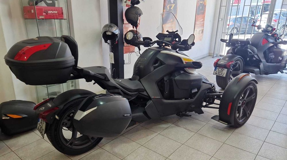 Vendo Can-am Ryker 900 de 2021 com 29000km extras: banco passageiro, viseira, proteçães de mãos, mala lateral e top case.