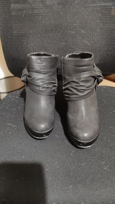 Botas castanhas e azuis escuras