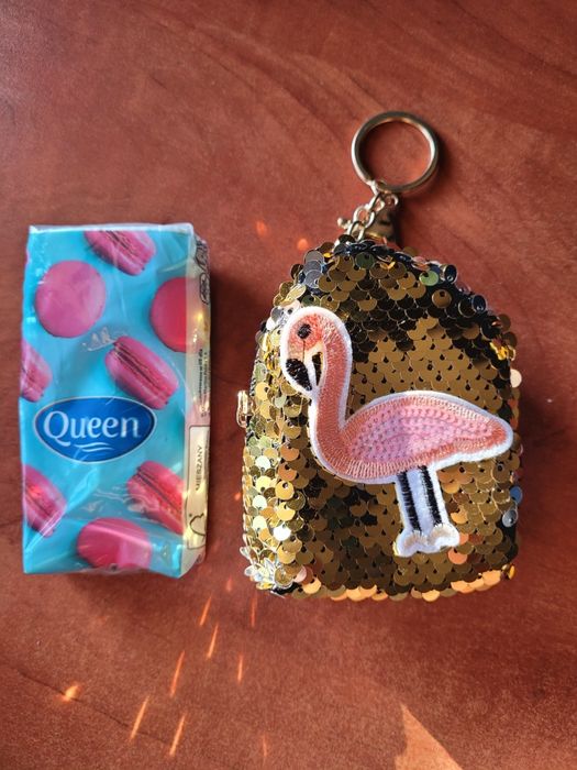 Złoty breloczek, mini portfelik z flamingiem
