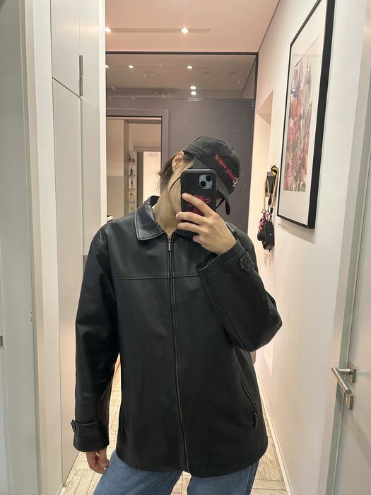 Класична чорна шкіряна куртка