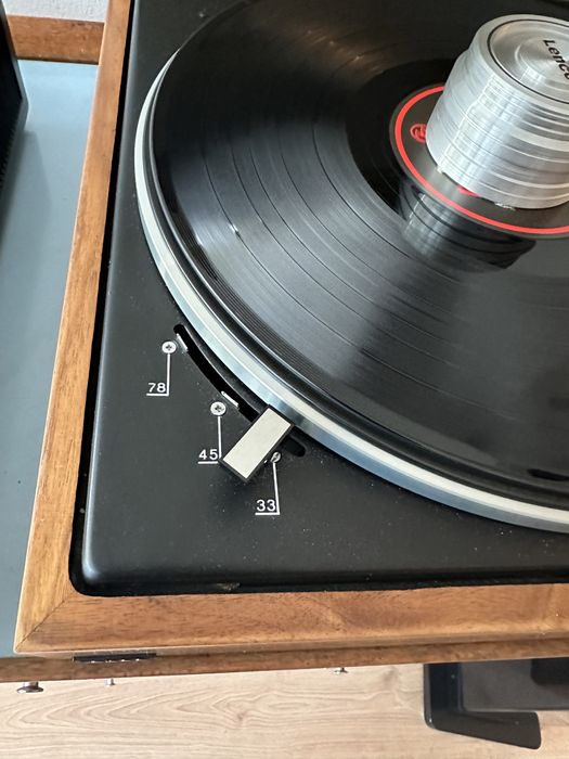 Gira-discos Lenco 76 S com braço Jelco em excelente estado