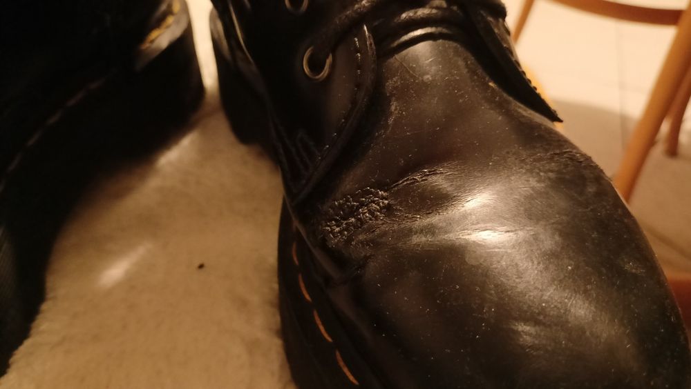 Martensy, czarne, na platformie, z przeszyciami