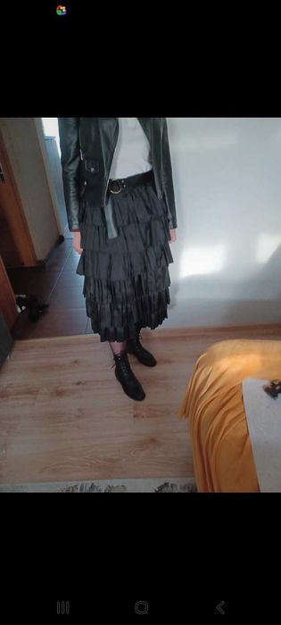 Czarna spodnica falbany