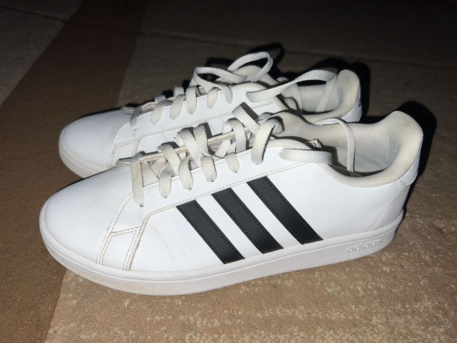 Кросівки Adidas.