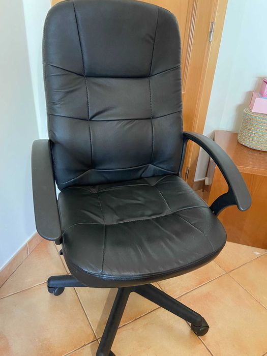 Cadeira de Escritório Ergonómica Staples – Preta