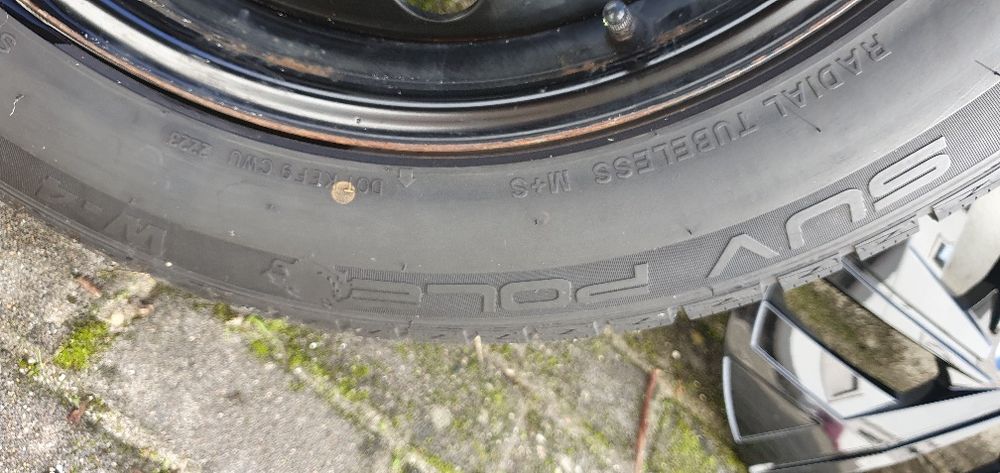 4 jantes com pneus semi-novos e tampões