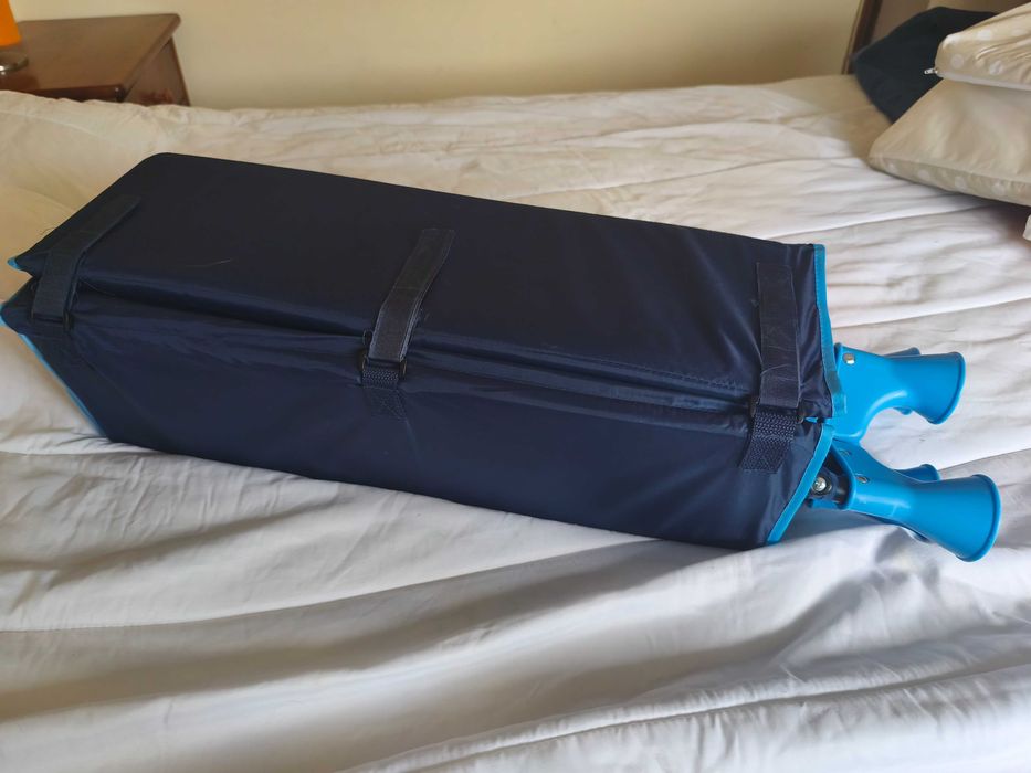 Cama de viagem  azul com colchão de aplicação no fundo