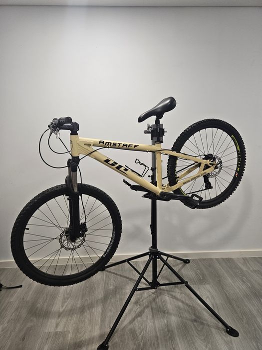 Bicicletas + tripé + bomba de pneus