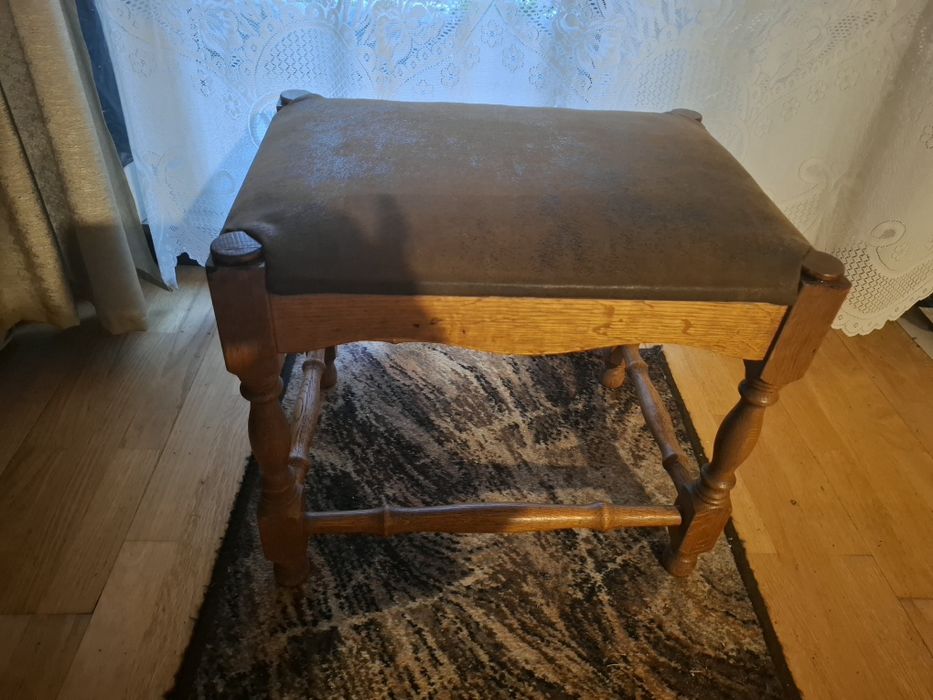 Taboret dębowy tapicerka brąz